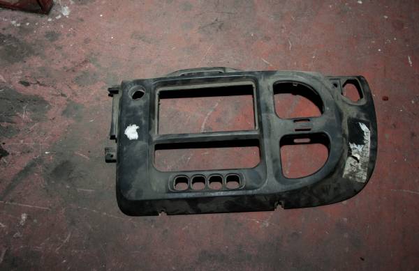 FORD TRANSİT 100 L-S-V ÇIKMA PARÇA  V184 TEYP ÇERÇEVESİ